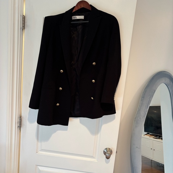 Zara Women's Classic Black Blazer with Gold Accents - Picture 7 of 7